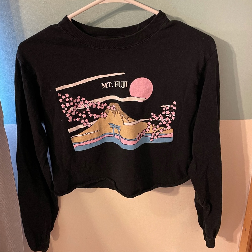 Mt fuji long sleeve crop top
